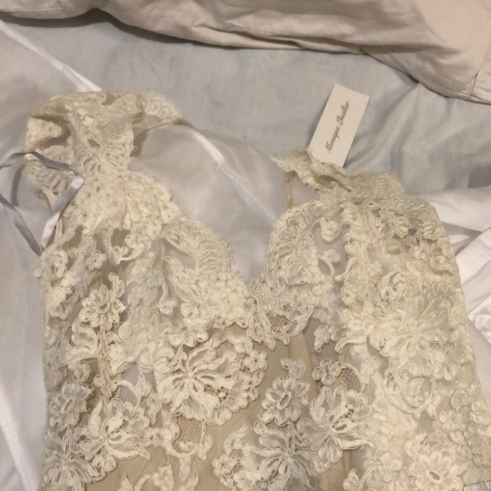 Monique Lhuillier backless wedding dress - Picture 3 of 7